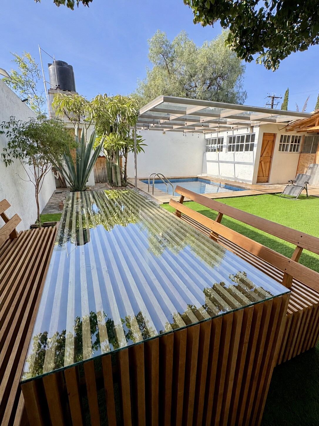 Detalle de mesa y bancas de jardín fabricadas en madera maciza de roble americano